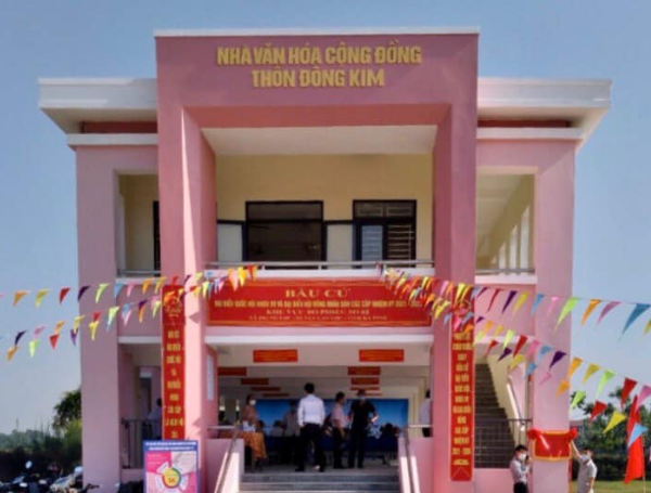 Ca sĩ Thủy Tiên xây 10 nhà cộng đồng chống lũ