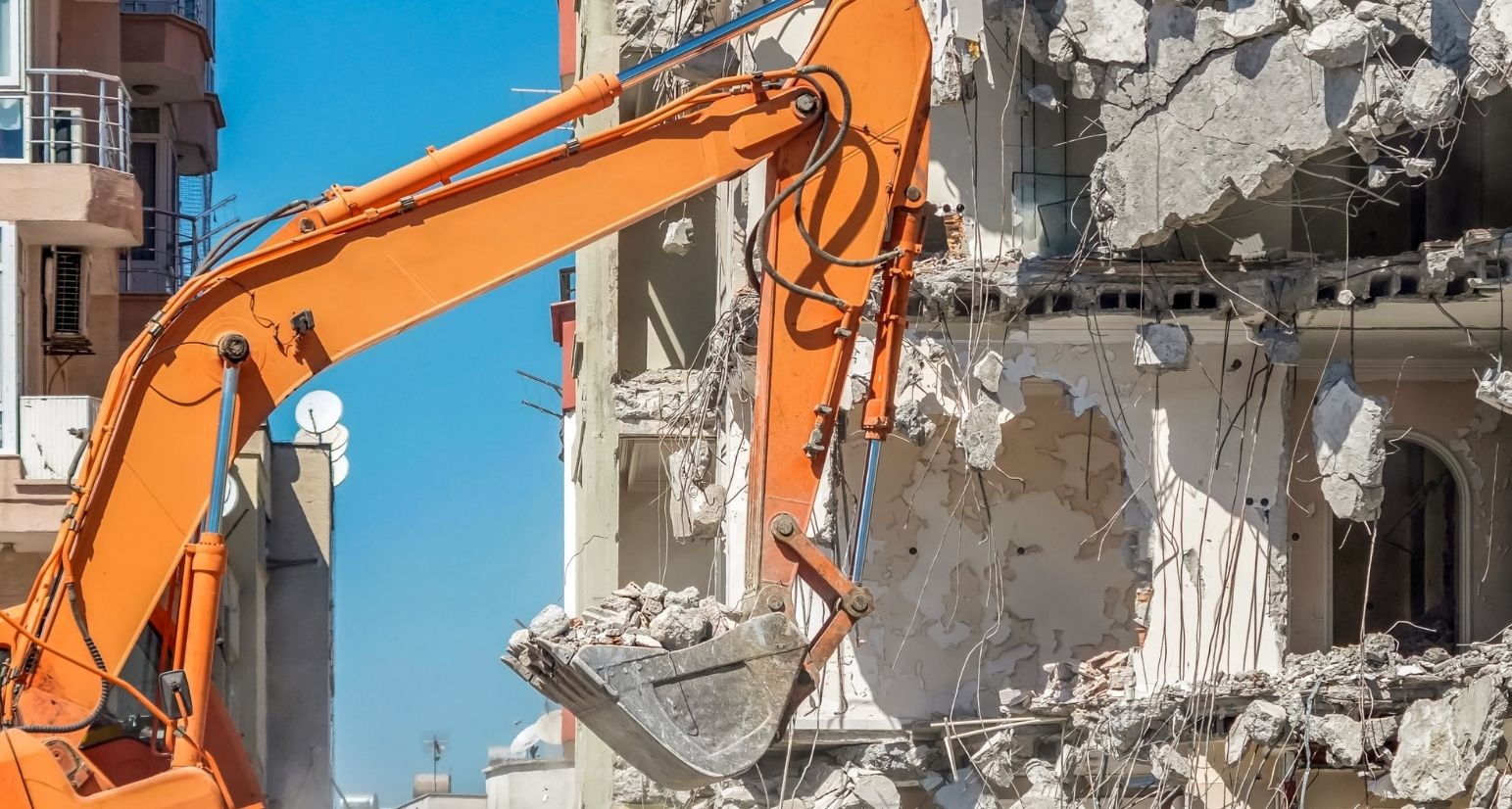 Phá dỡ công trình san trả mặt bằng